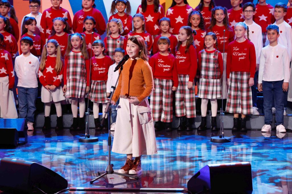 finale Zecchino d'Oro 2024 - Anna Sole canta Diventare un albero (canzone vincitrice) -0811 b